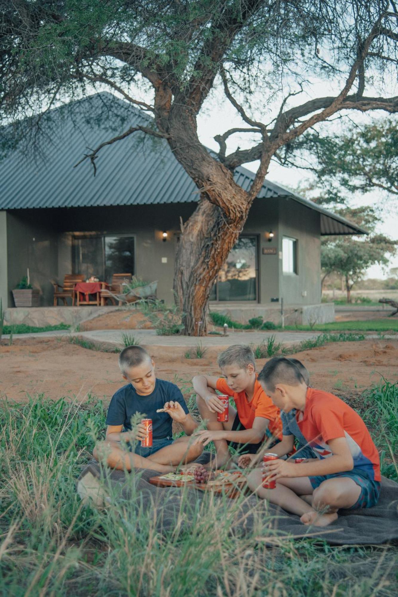 Africa Awaits Lodge & Safaris Gobabis Buitenkant foto